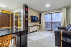 Panorama appartement | Woonkamer | Een 50-inch smart-tv met digitale zenders