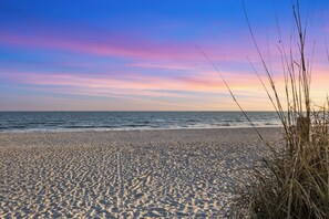 På stranden og solsenger