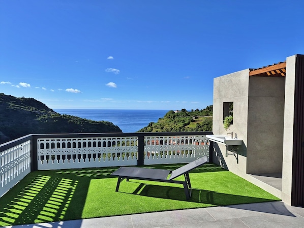A balcony with a view of the sea, a white fence, and a bench. - Vista Alegre Valley - Laurissilva, Nature & Peace in Madeira Island (São Vicente)