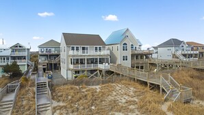 Una propiedad frente al mar con varias casas conectadas por pasarelas de madera.