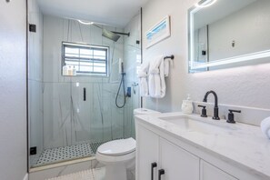 Dusche, Haartrockner, Handtücher, Seife