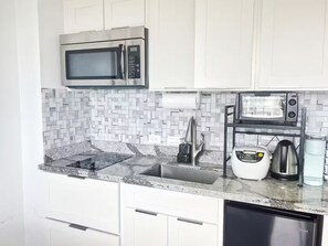 Private kitchen - 29th floor ocean view Waikiki Hawaiian Monarch (Honolulu)