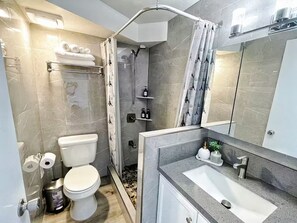 Shower, hair dryer, towels, soap - 29th floor ocean view Waikiki Hawaiian Monarch (Honolulu)