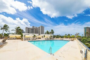 Outdoor pool - 29th floor ocean view Waikiki Hawaiian Monarch (Honolulu)