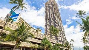 A tall, modern building with a flat roof and a series of balconies. - 29th floor ocean view Waikiki Hawaiian Monarch (Honolulu)