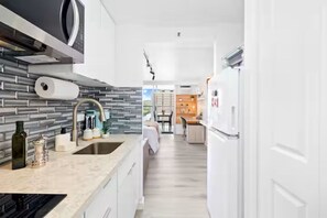 Private kitchen - Waikiki Seaside Luxury King Condo with Balcony (Honolulu)