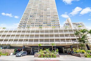 Exterior - Waikiki Seaside Luxury King Condo with Balcony (Honolulu)