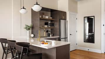 Queen Suite | Private kitchen | Mini-fridge, microwave, stovetop, dishwasher