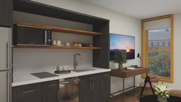 Junior studio suite | Een kluis op de kamer, een laptopwerkplek, een strijkplank/strijkijzer