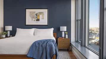 Superior suite, 1 slaapkamer, uitzicht op stad | Een kluis op de kamer, een laptopwerkplek, een strijkplank/strijkijzer