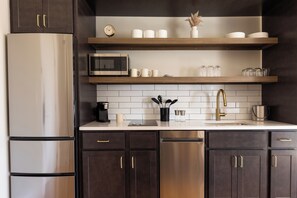 Mini-fridge, microwave, stovetop, dishwasher - The Courier Hotel (Salem)