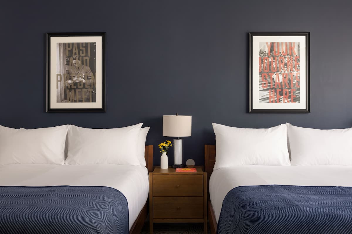 Double Queen Junior Suite | Caja de seguridad en la habitación y espacio para trabajar con laptop