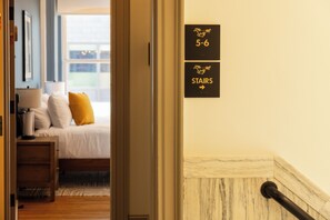Interior entrance - The Courier Hotel (Salem)