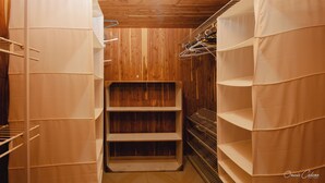 Et depotrum med trævægge og -loft, med metalskabe og hængende opbevaringshylder.