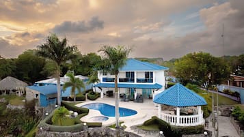 Villa – comfort, utsikt mot bukt | Eksteriør