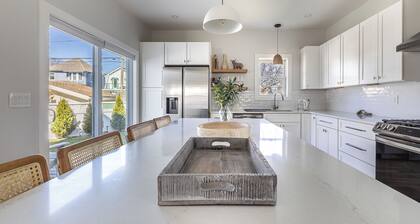 Walnut Beach Luxury House with Private Beach Access