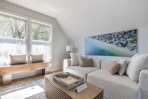Una Smart TV, una chimenea, una pantalla de ordenador