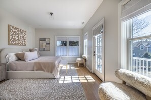 3 bedrooms, desk, iron/ironing board, free WiFi - Walnut Beach Luxury House - 6 Houses from Private Beach (Milford)