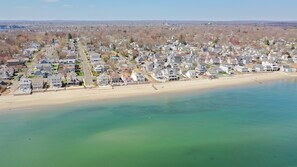 Aurinkotuoleja, rantapyyhkeitä