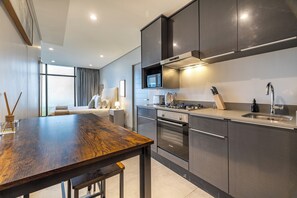 Fridge, microwave, oven, stovetop - Chic Umhlanga Studio | Walk to Beaches (Umhlanga)
