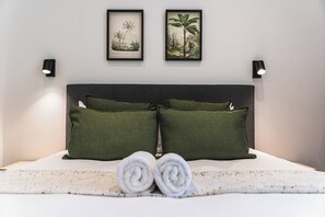 In-room safe, iron/ironing board, Internet, bed sheets - Modern City Pad with Great Walkability (Cape Town)