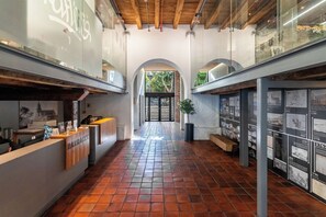 Lobby - Modern City Pad with Great Walkability (Cape Town)