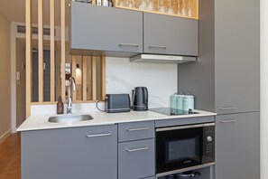 Fridge, microwave, stovetop, electric kettle - Modern City Pad with Great Walkability (Cape Town)