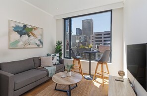 TV - Modern City Pad with Great Walkability (Cape Town)