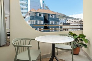 Outdoor dining - Dolce Vita | Modern Sea Point Retreat (Cape Town)