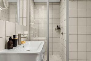 Shower, hair dryer, towels, soap - Dolce Vita | Modern Sea Point Retreat (Cape Town)