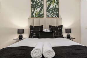 1 bedroom, in-room safe, iron/ironing board, Internet - Contemporary Sea Point Apartment | Walk to Beach (Cape Town)