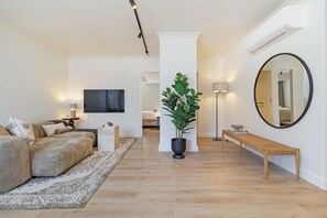 TV - Contemporary Apartment | Gym and Mountain Views (Cape Town)