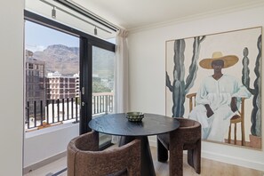 Dining - Contemporary Apartment | Gym and Mountain Views (Cape Town)