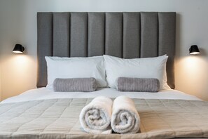 1 bedroom, in-room safe, iron/ironing board, Internet - Contemporary Apartment | Gym and Mountain Views (Cape Town)
