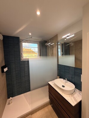 Towels, soap, toilet paper - Ernest's workshop (Calais)