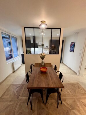 Dining - Ernest's workshop (Calais)