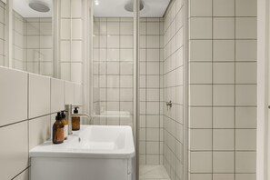 Shower, hair dryer, towels, soap - Dolce Vita | Designer Apartment | Lion's Head View (Cape Town)