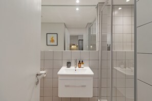 Shower, hair dryer, towels, soap - Cozy Coastal Studio | Incredible Walkable Location (Cape Town)