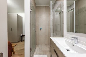 Dusche, Haartrockner, Handtücher, Seife