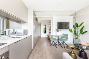 Kühlschrank, Mikrowelle, Ofen, Herdplatte