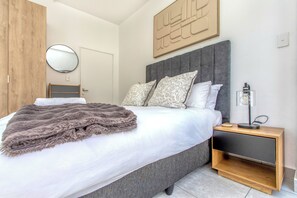 1 slaapkamer, een kluis op de kamer, een strijkplank/strijkijzer