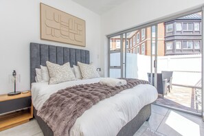 Room - Circa Luxe Retreat • Serene Pool Views (Johannesburg)