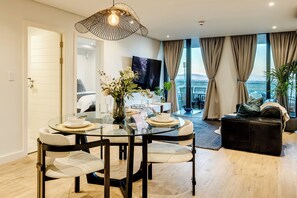 2 bedrooms, in-room safe, iron/ironing board, bed sheets - Rooftop stay Above the City 2BDR (Cape Town)