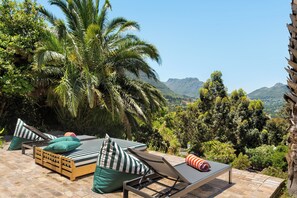Terrace/patio - 5BD Villa with Mountain Views, Pool and Braai (Cape Town)