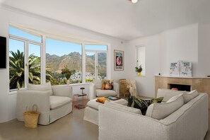TV - 5BD Villa with Mountain Views, Pool and Braai (Cape Town)
