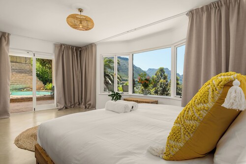 5BD Villa with Mountain Views, Pool and Braai