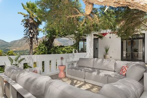 Terrace/patio - 5BD Villa with Mountain Views, Pool and Braai (Cape Town)