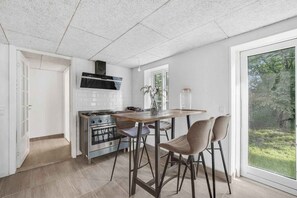 Fridge, oven, stovetop, dishwasher - Charming holiday home with plenty of space (Spøttrup)