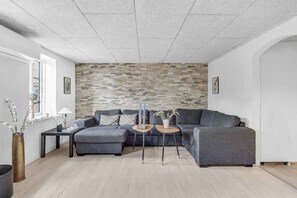 Living area - Charming holiday home with plenty of space (Spøttrup)