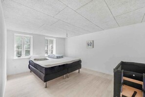 Free WiFi - Charming holiday home with plenty of space (Spøttrup)